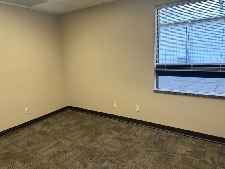 More Photos Of 2708 McGraw Dr, Bloomington Medical For Sale