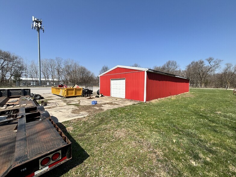 More Photos Of 217 Parkview Ave E, Elkhart Manufacturing For Lease