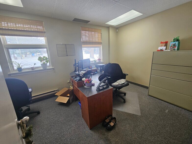 More Photos Of 30 Ridgeway Cir, Woodstock Office For Sale