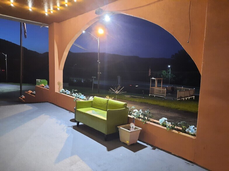 More Photos Of 124 Woods Ave, Caryville Hotel For Sale