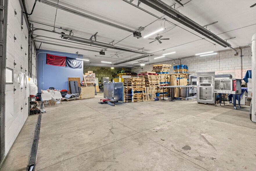 More Photos Of 26289 W Eight Mile Rd, Redford Township Manufacturing For Lease