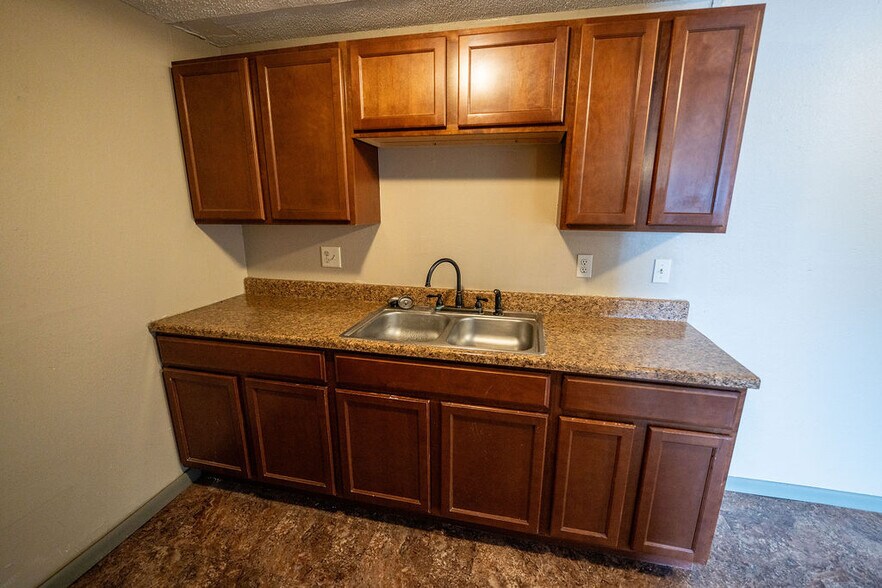 More Photos Of 300 E Windsor, Arkansas City Apartments For Sale