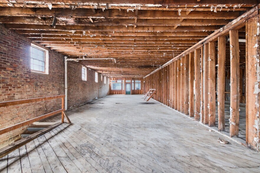 More Photos Of 1 Public Square Red Boiling Springs Sq, Lafayette Showroom For Sale