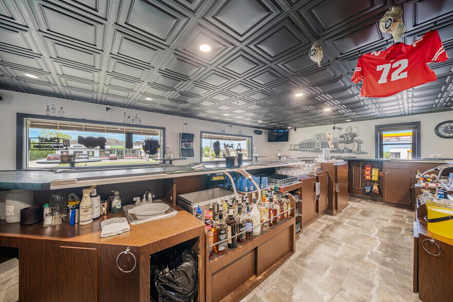 More Photos Of 689 Broadway, Berlin Restaurant For Sale