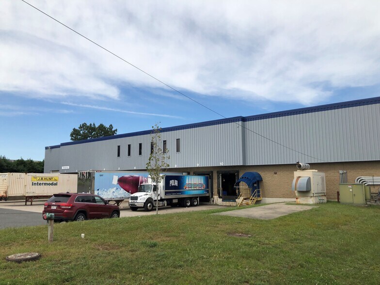 More Photos Of 570 Cottage St, Springfield Warehouse For Lease