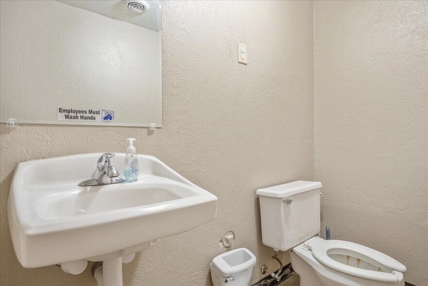 More Photos Of 1904 E 15th St, Cheyenne Office For Sale