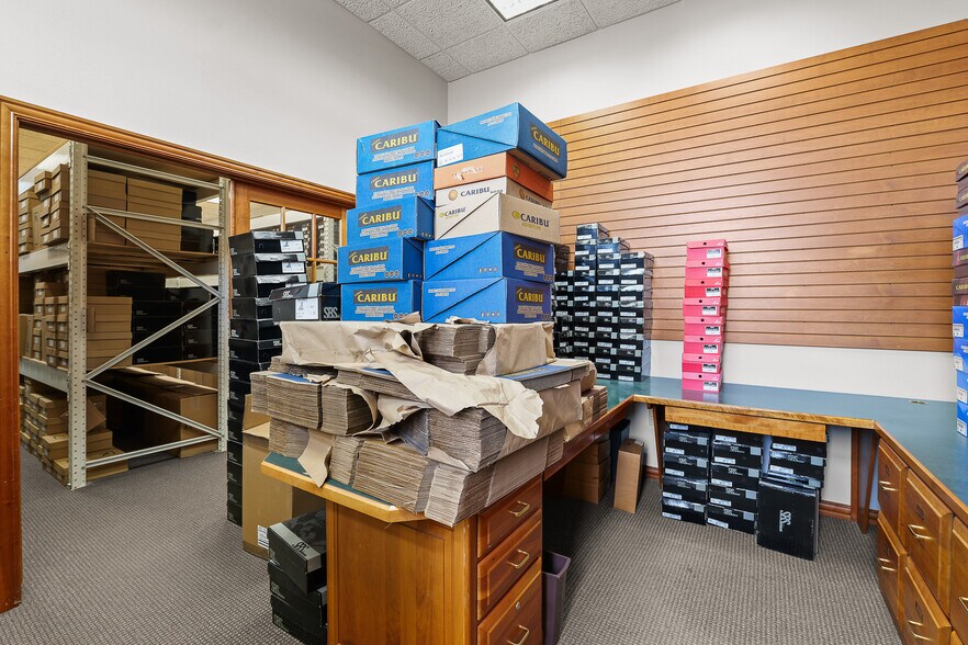 More Photos Of 1828 Park Ave, New Holstein Light Distribution For Sale