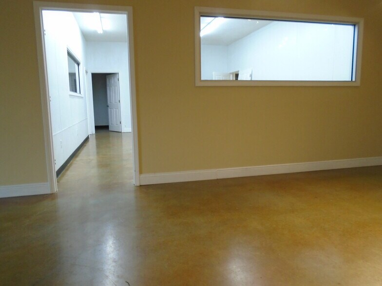 More Photos Of 2176 N Fox Hollow Dr, Nixa Warehouse For Lease