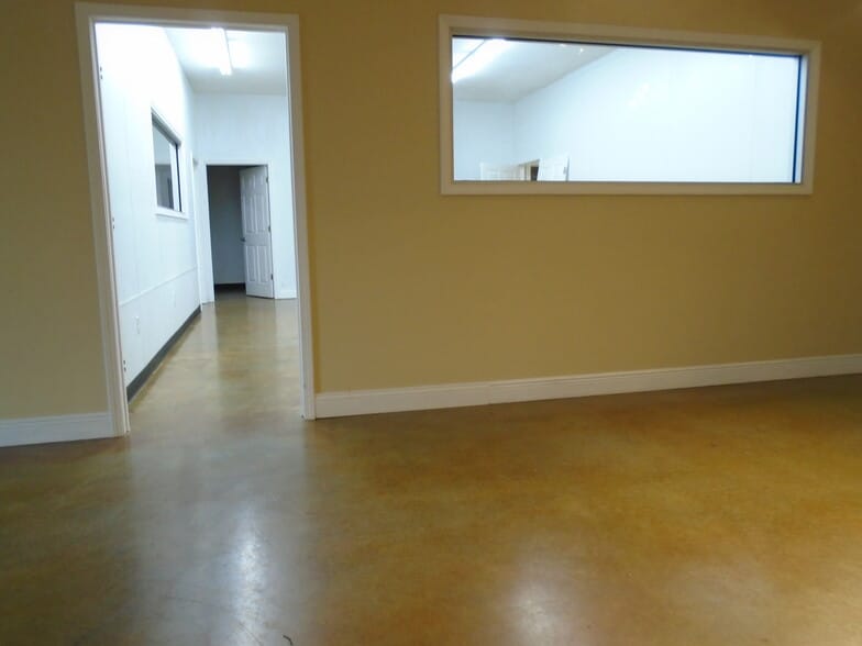 More Photos Of 2176 N Fox Hollow Dr, Nixa Warehouse For Lease