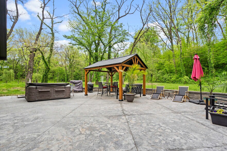 More Photos Of 11155 Hubbard Rd, Kansas City Flex For Sale