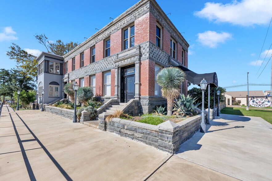 More Photos Of 601 Bessemer Ave, Llano Restaurant For Sale