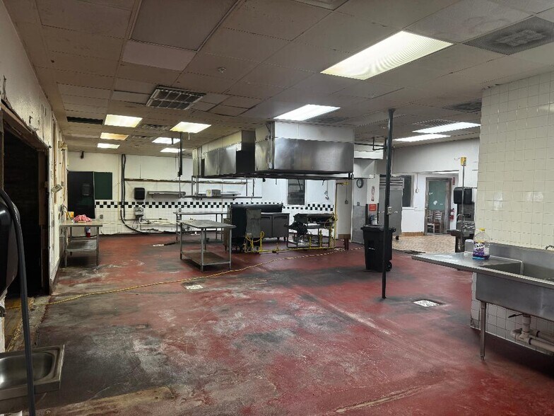 More Photos Of 6915 Spencer Hwy, Pasadena Restaurant For Lease