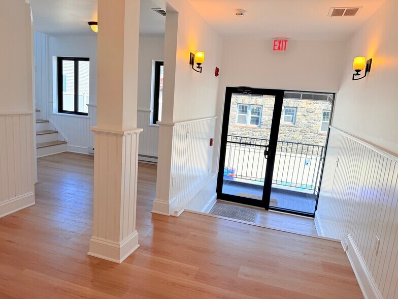 More Photos Of 31 Saint Roch Ave, Greenwich Office Residential For Lease