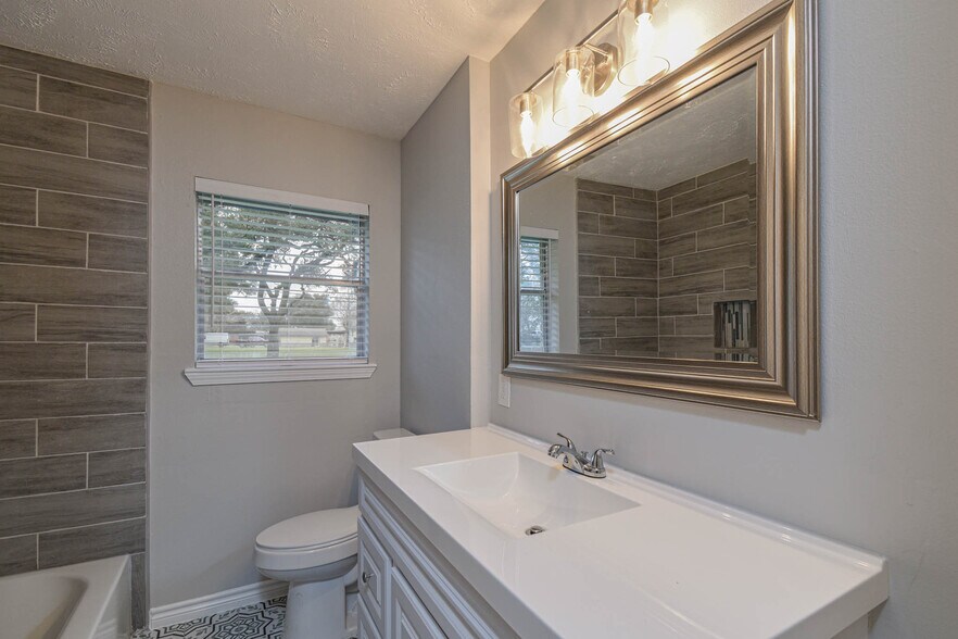 More Photos Of 2834 Pansy St, Pasadena Medical For Sale