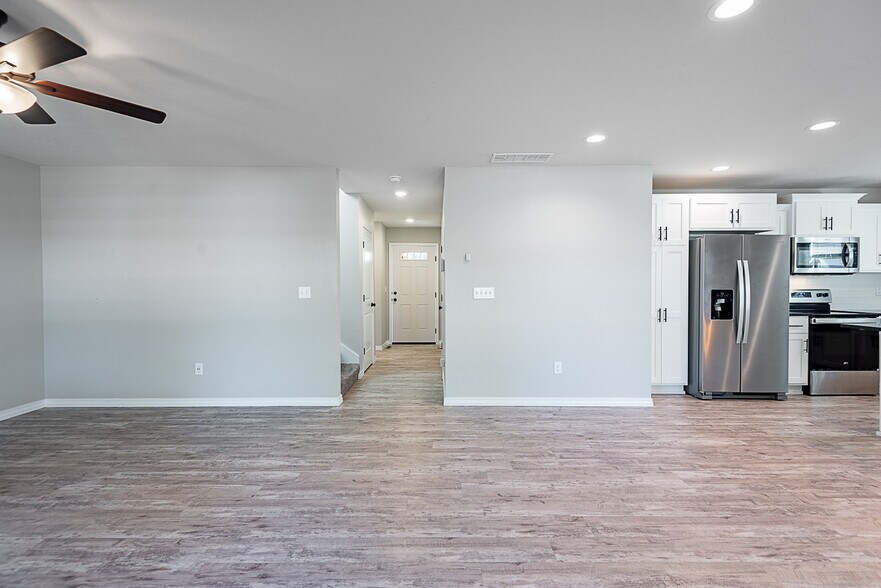 More Photos Of 1225 E Paragon, Springfield Specialty For Sale