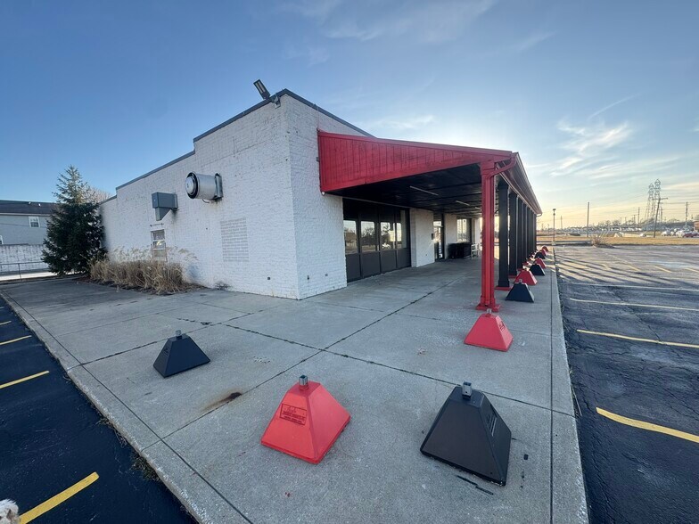 More Photos Of 13425 Snow Rd, Brook Park Freestanding For Lease