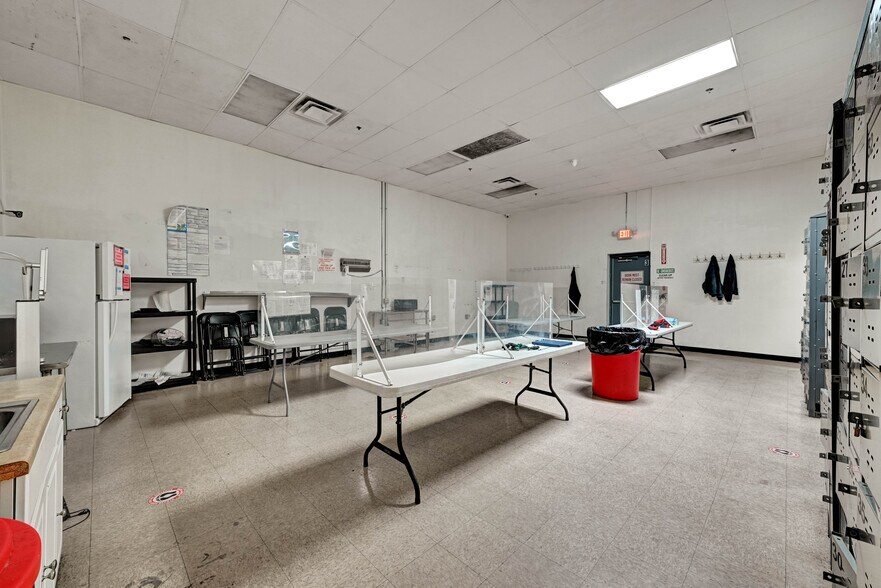 More Photos Of 100 Chamber Plz, Charleroi Supermarket For Lease