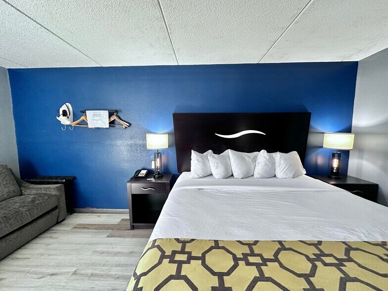 More Photos Of 2075 Highway 192 W, London Hotel For Sale