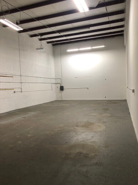 More Photos Of 1335 Bennett Dr, Longwood Warehouse For Lease