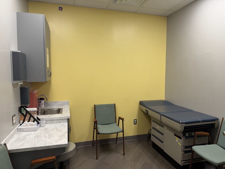 More Photos Of 829 Davis St, Blacksburg Medical For Sale