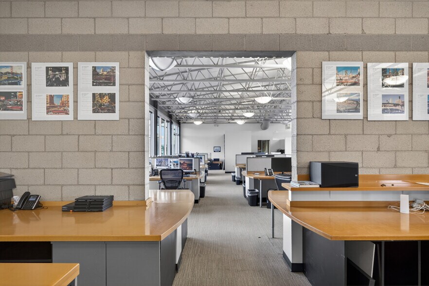More Photos Of 3500 W Burbank Blvd, Burbank Office For Sale