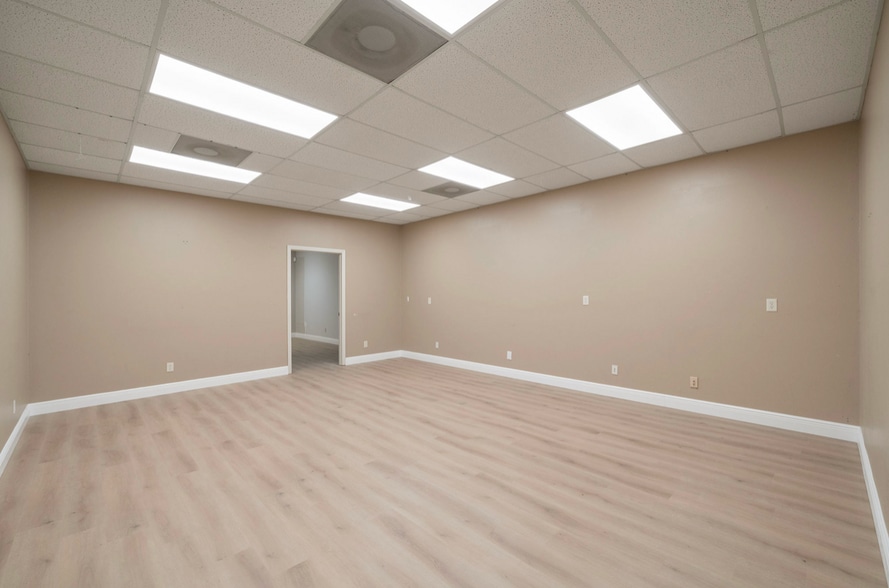 More Photos Of 501 Central Park Dr, Sanford Warehouse For Lease