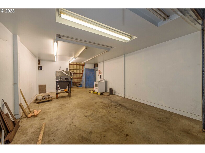 More Photos Of 1515 Newmark Ave, Coos Bay Auto Dealership For Sale