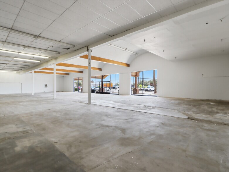 More Photos Of 5340-5346 W Glendale Ave, Glendale Freestanding For Lease