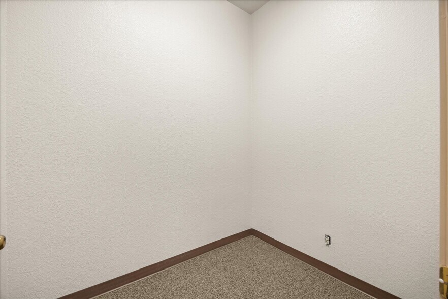 More Photos Of 1305 Paluxy Rd, Granbury Medical For Sale