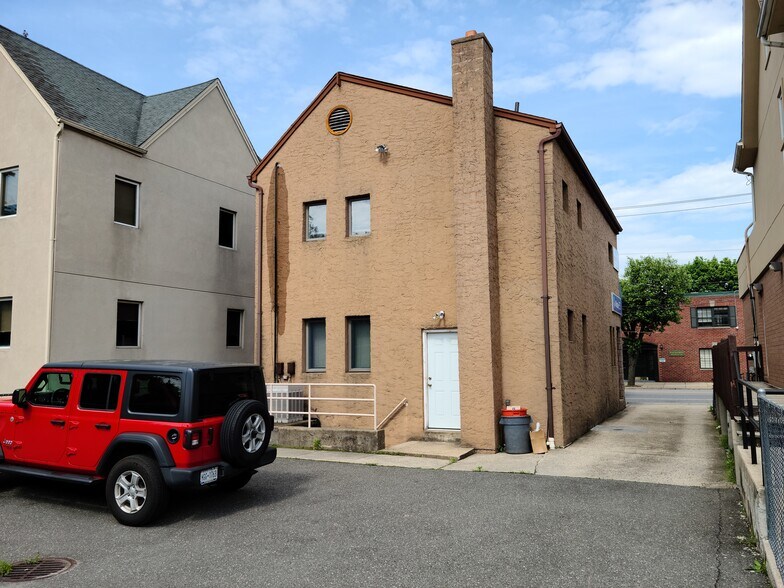 More Photos Of 219 Mineola Blvd, Mineola Office For Lease