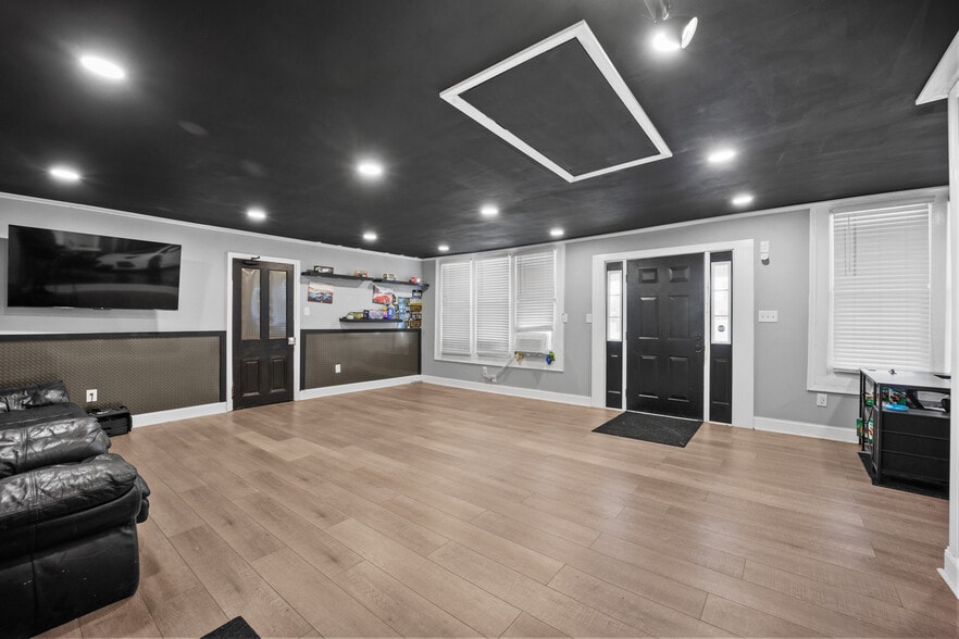 More Photos Of 2516-2518 N Dupont Pky, Middletown Freestanding For Sale