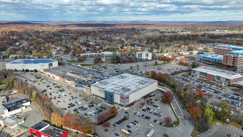 More Photos Of 34 E Ridgewood Ave, Paramus Department Store For Lease