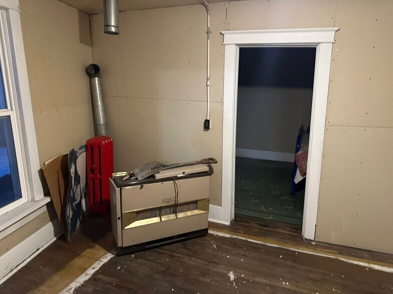 More Photos Of 4 Davis St, Hamlet Restaurant For Sale