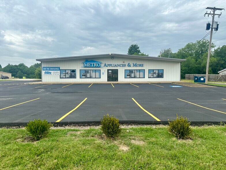 More Photos Of 5571 N Main St, Joplin Showroom For Sale