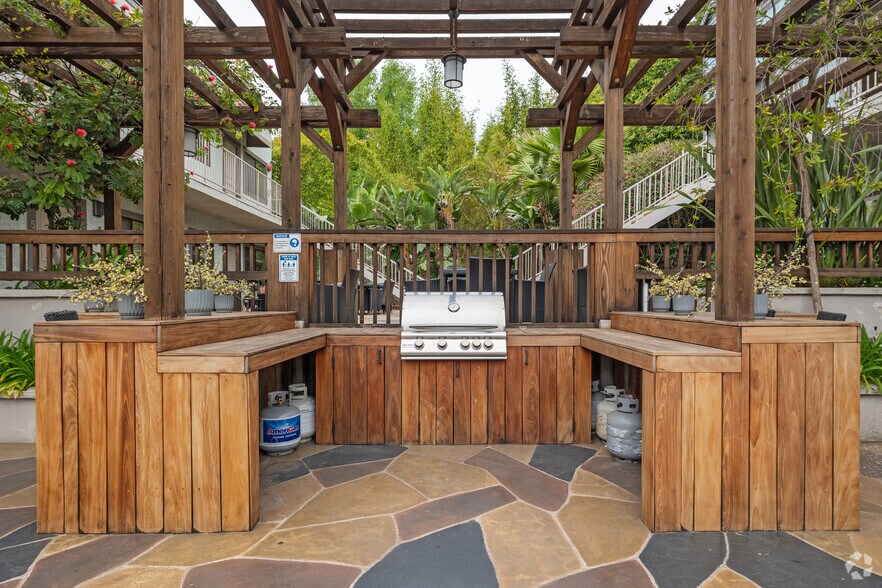 More Photos Of 6337 Primrose Ave, Los Angeles Apartments For Sale