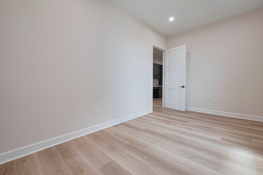 More Photos Of 1325 Main St, Katy Office Residential For Lease