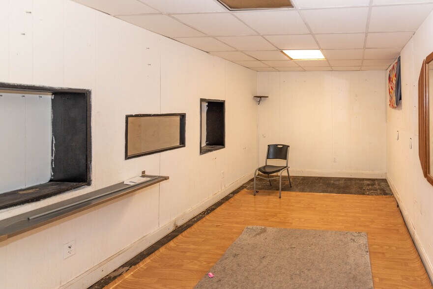 More Photos Of 2816 Old North Point Rd, Baltimore Bar For Sale