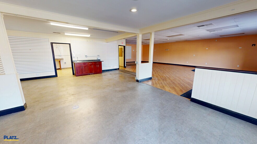 More Photos Of 8024-8028 E Market St, Warren General Retail For Lease