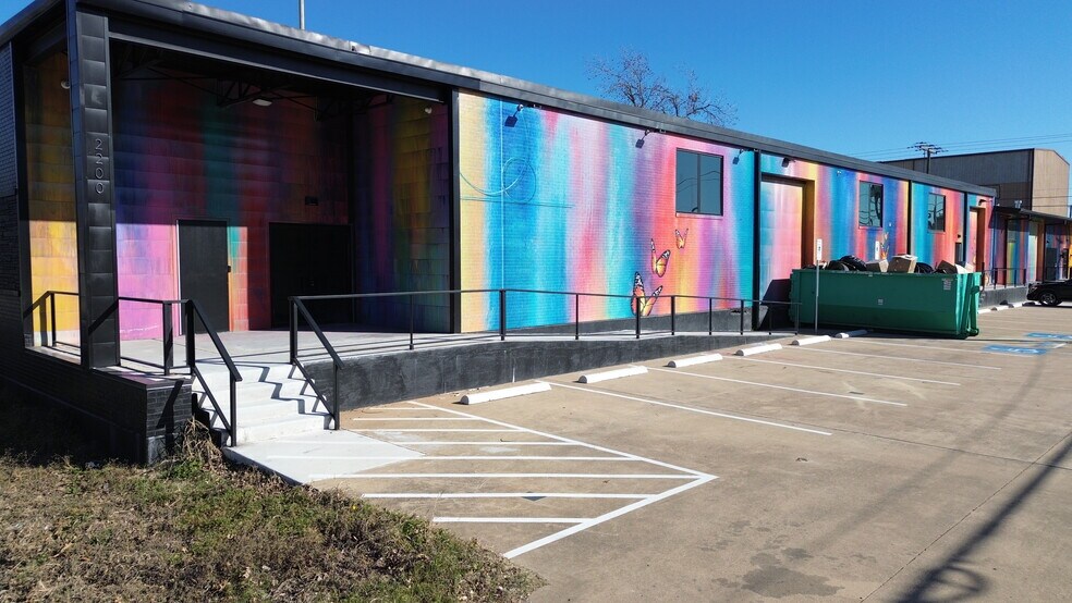 More Photos Of 2200 Evanston Ave, Dallas Showroom For Sale