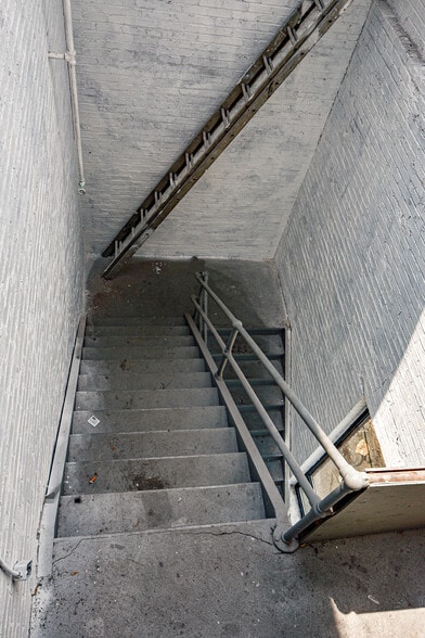 More Photos Of 2 Aspen Pl, Passaic Showroom For Lease