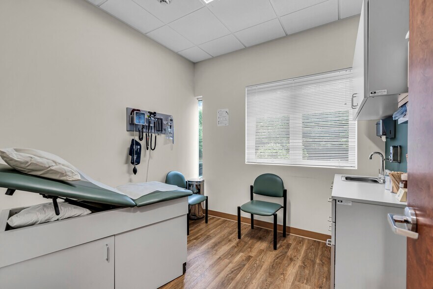 More Photos Of 500 Park Ave, Manalapan Township Medical For Lease
