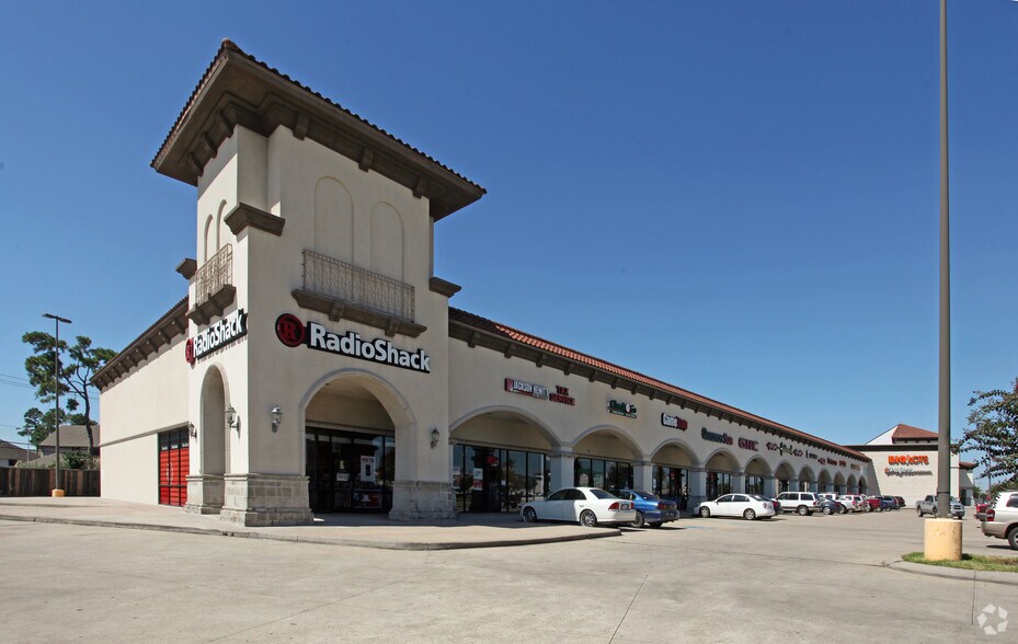 More Photos Of 5805 E Sam Houston Pky N, Houston Freestanding For Lease