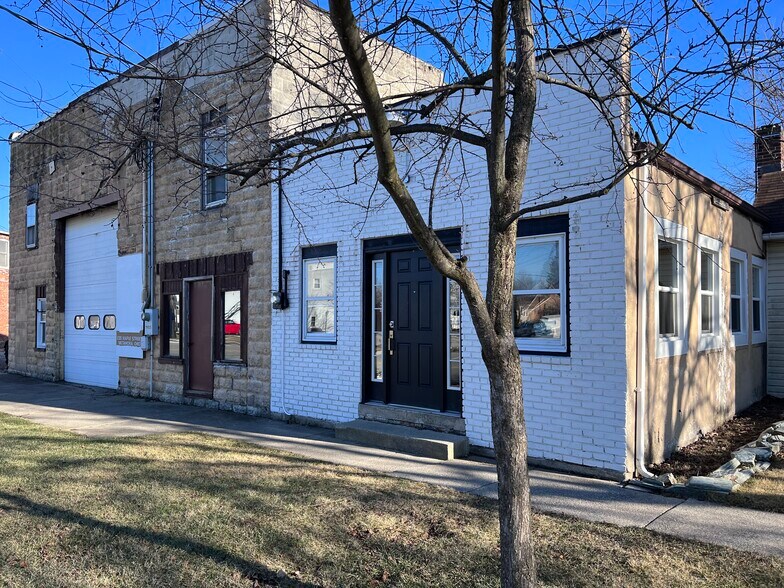 Primary Photo Of 235-239 Maple St, Metamora Light Distribution For Sale