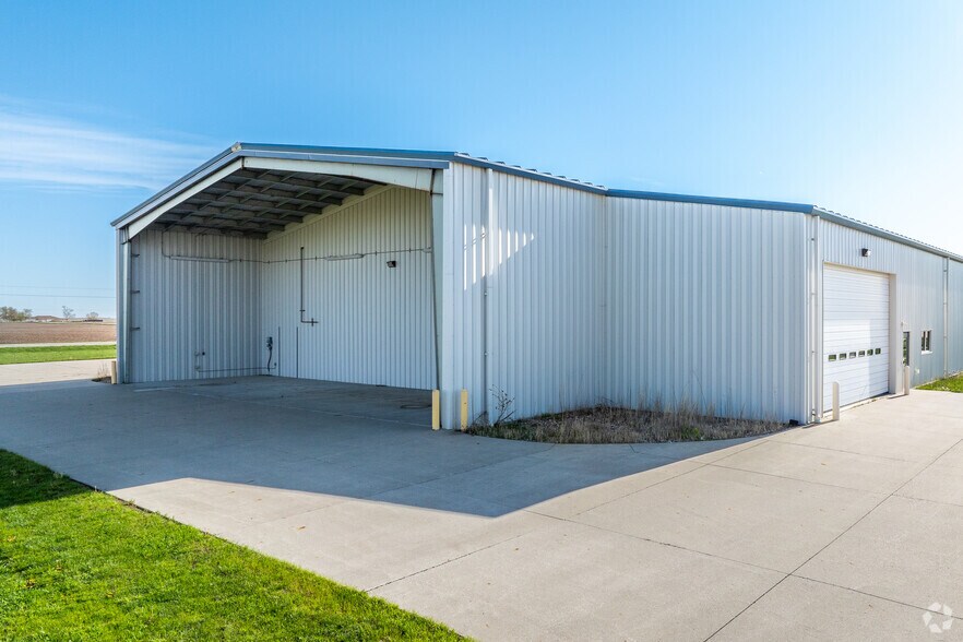 More Photos Of 205 Fairview Dr, Dallas Center Warehouse For Lease