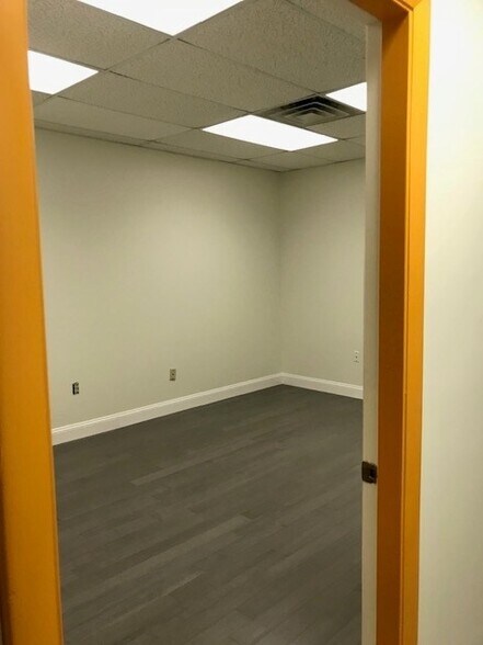 More Photos Of 500-502 Main St, Waltham Storefront Retail Residential For Lease