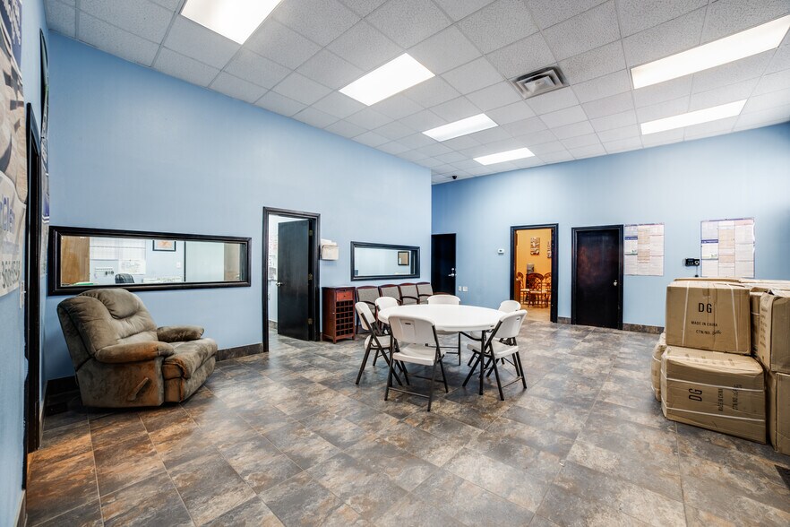 More Photos Of 10835 Gulfdale St, San Antonio Light Distribution For Sale