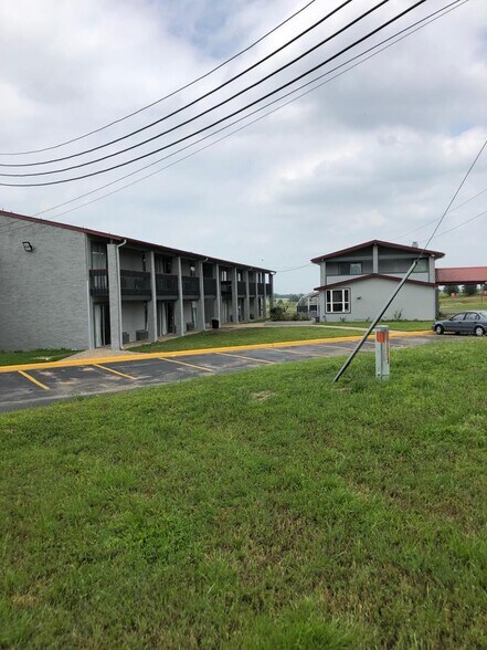 Primary Photo Of 203 N I-45, Madisonville Hotel For Sale