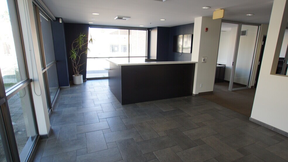 More Photos Of 500 S Palm Canyon Dr, Palm Springs Office For Lease