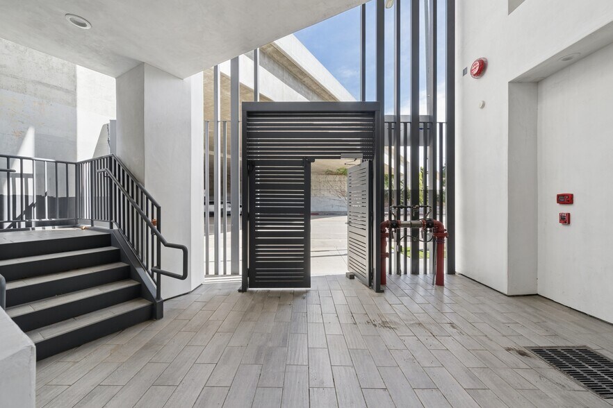 More Photos Of 11259 Washington Blvd, Culver City Office For Sale