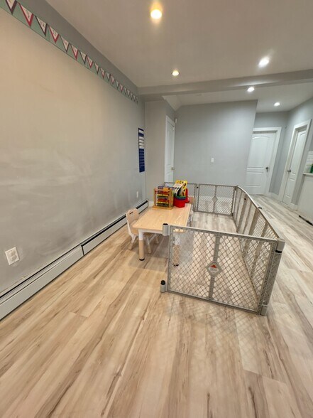 More Photos Of 10427 196th St, Saint Albans Office Residential For Lease